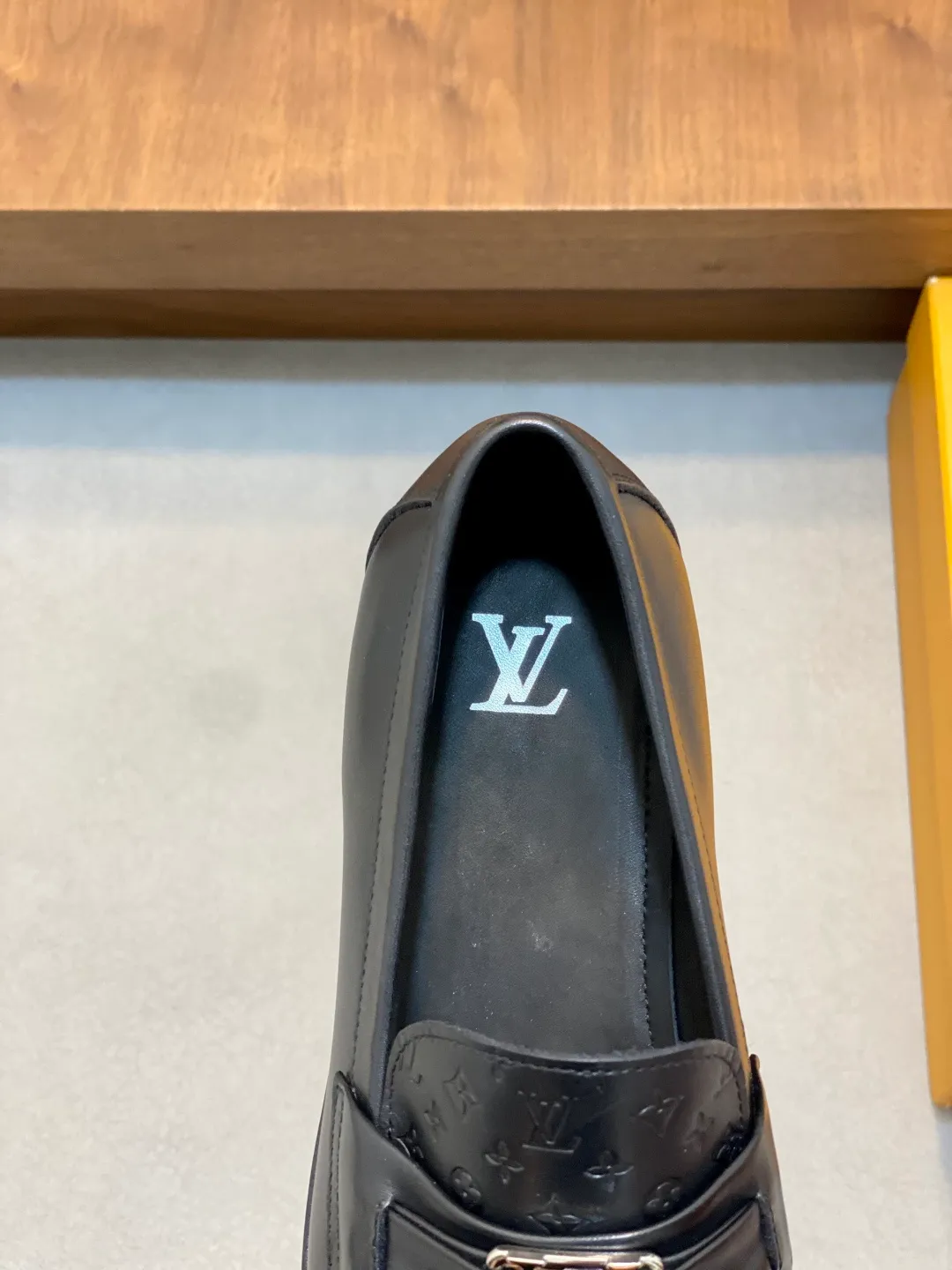 💰920 LV GLOVE slip-on loafers, top quality products produced in Guangzhou, ready for sale! These LV Glove loafers are made of selected soft crystal sheep leather. The leather surface has a slightly wrinkled texture and a very high-end texture. Each pair is unique. The leather surface is light and soft, with a delicate texture and good luster. It is a classic loafer style, with exquisite handmade mark stitching on the toe, and a square toe configuration to highlight the classic style. The horizontal band has hot-printed LV three-dimensional letters, semi-solid handcrafts and a genuine leather outsole, and a rubber patch on the heel to create wear-resistant performance and comfort. One of the must-have loafers for men! Comes with full original packaging! Code number: 39-40-41-42-43-44 (45 customized) standard leather shoe code